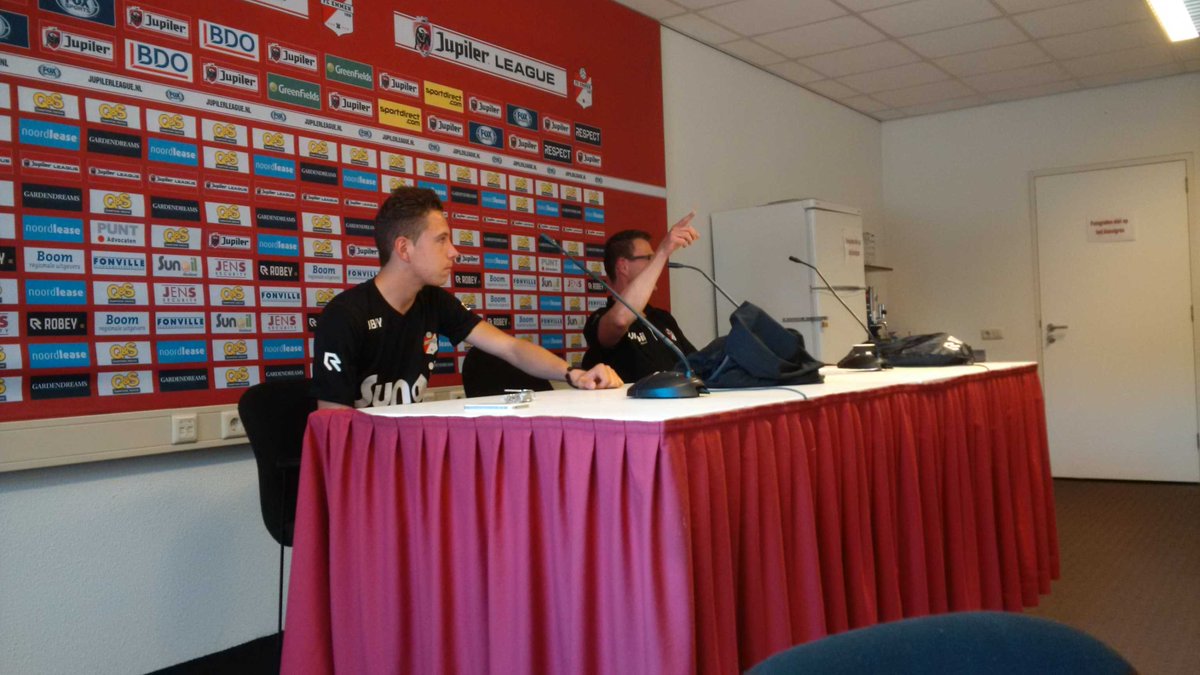 FCEmmenO10's tweet photo. Ouderavond in de persruimte van FC Emmen met @WillemvLoenen en @SietsmaBen https://t.co/HZFAvtu36l
