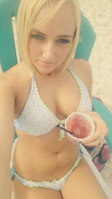 🇺🇸Happy fourth everyone!! I'm just chilling at the beach trying to get my tan on. Have a great day ya'll<a href="/tag/mvsales"class="tags"><span>#mvsales</span></a>