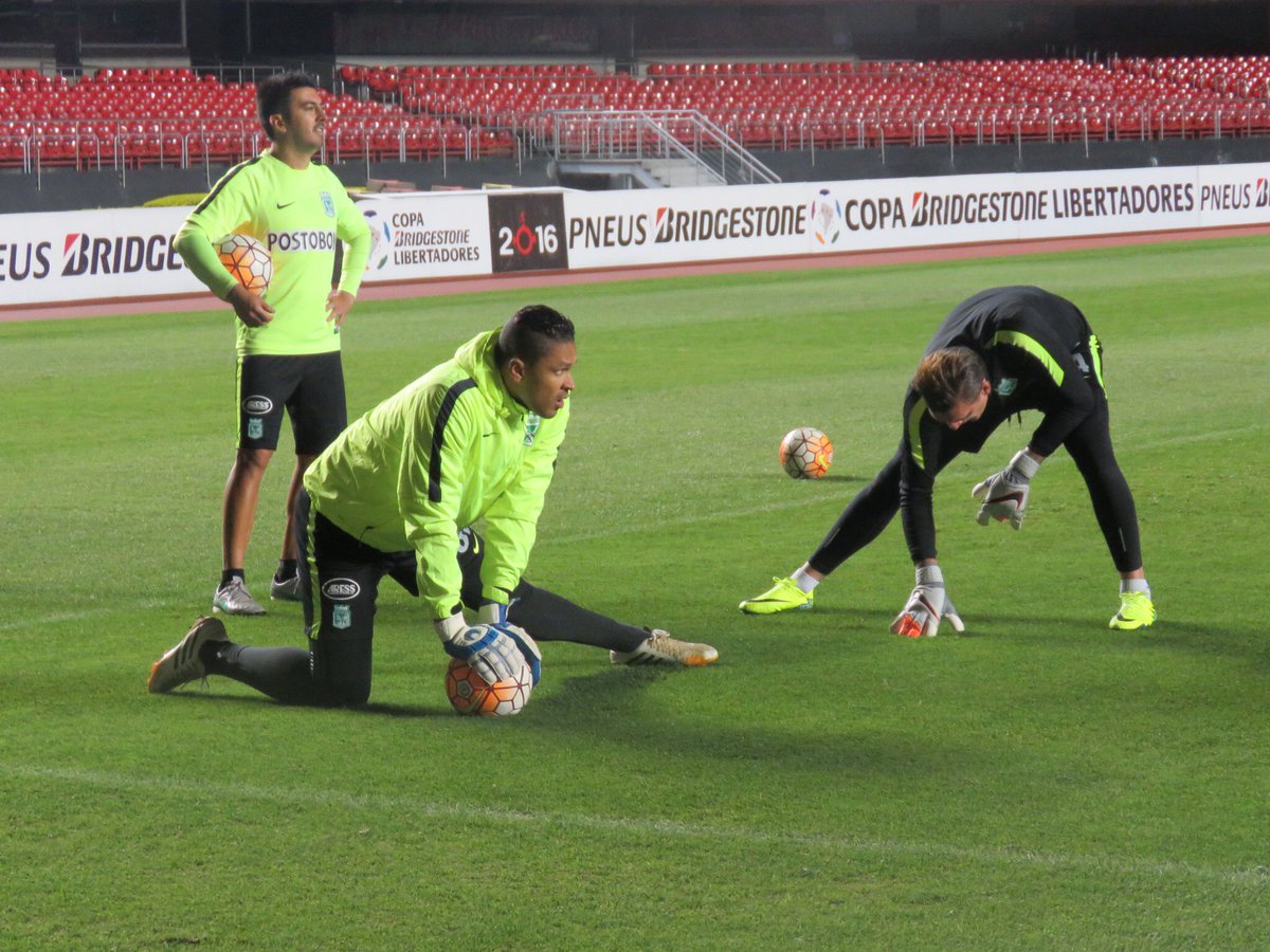 nacionaloficial's tweet photo. Los arqueros verdolagas trabajan con el profesor Pedro Antonio Zape. #EntrenamientoVerdolaga https://t.co/UedW0408os