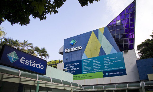 JornalOGlobo's tweet photo. Federação de alunos da Estácio vai à Justiça e pede R$ 1 milhão por falta de informações. https://t.co/ke9D3ba7dC https://t.co/1nJ85W8Tvh