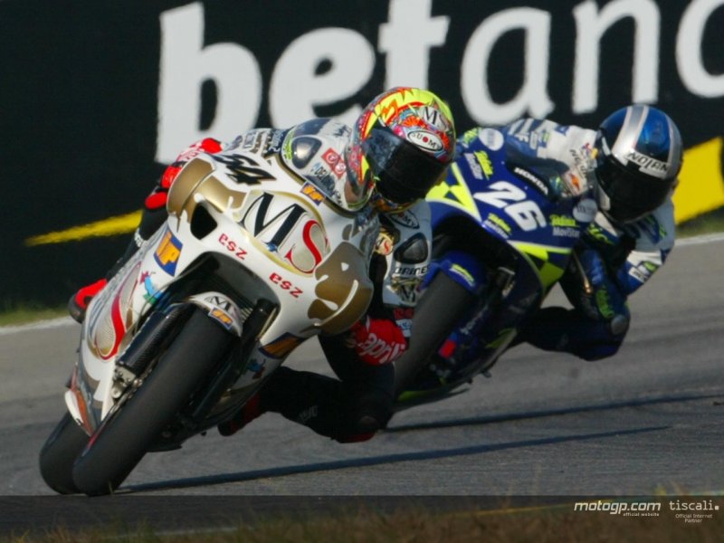 bgmotogp's tweet photo. Manuel Poggiali on Aprilia won the 250cc race by just 0.076 sec over Dani Pedrosa on Honda. 2004 Rio de Janeiro GP https://t.co/5Vy8BP7FwI
