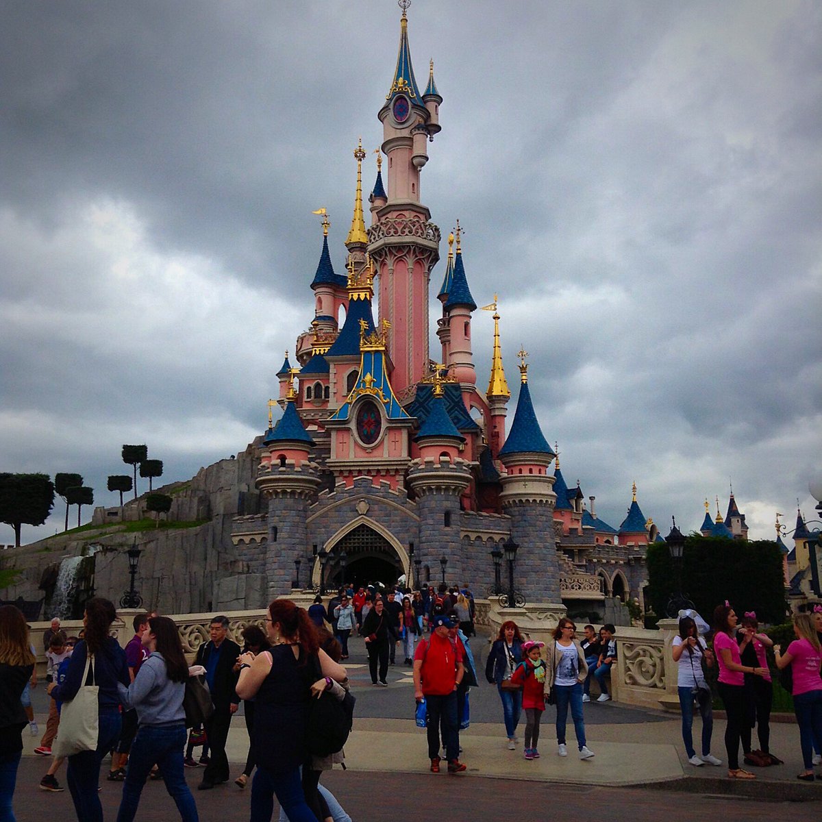 veidehigite's tweet photo. #Disneyland ~ When you are very Important! with #vipbagsindia #luxuryluggage #lightweighted #antistain #strollybags https://t.co/LjsIfhyQ8l