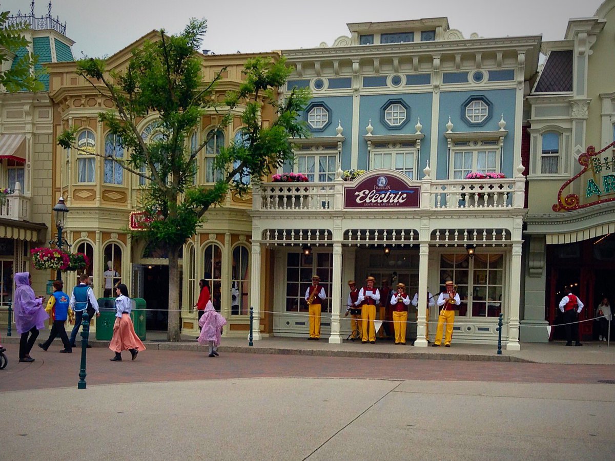 veidehigite's tweet photo. #Disneyland ~ When you are very Important! with #vipbagsindia #luxuryluggage #lightweighted #antistain #strollybags https://t.co/LjsIfhyQ8l