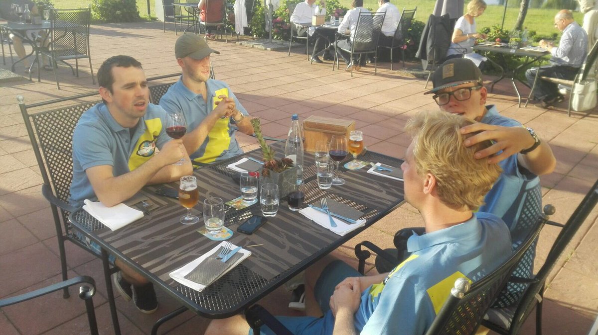 Hapje voor de bemanning van de T2 op stand natuurlijk. #carbagerun