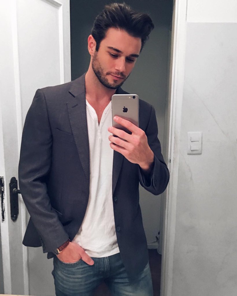 amadeoleandro_'s tweet photo. Someone wants a hug? 😉✨👔 https://t.co/02ZwWfBkvm