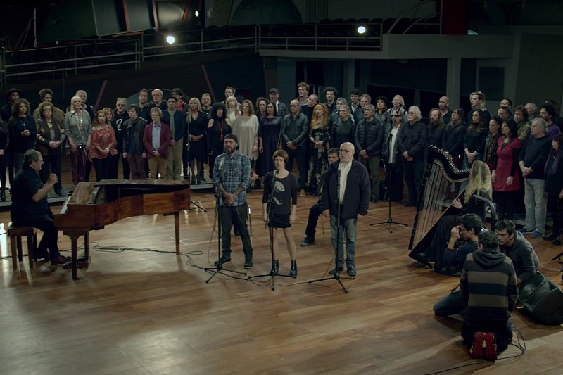 100 músicos argentinos piden justicia en este videoclip de la iniciativa #MemoriaAMIA >>> lacosacine.com/cine-7480-100-…