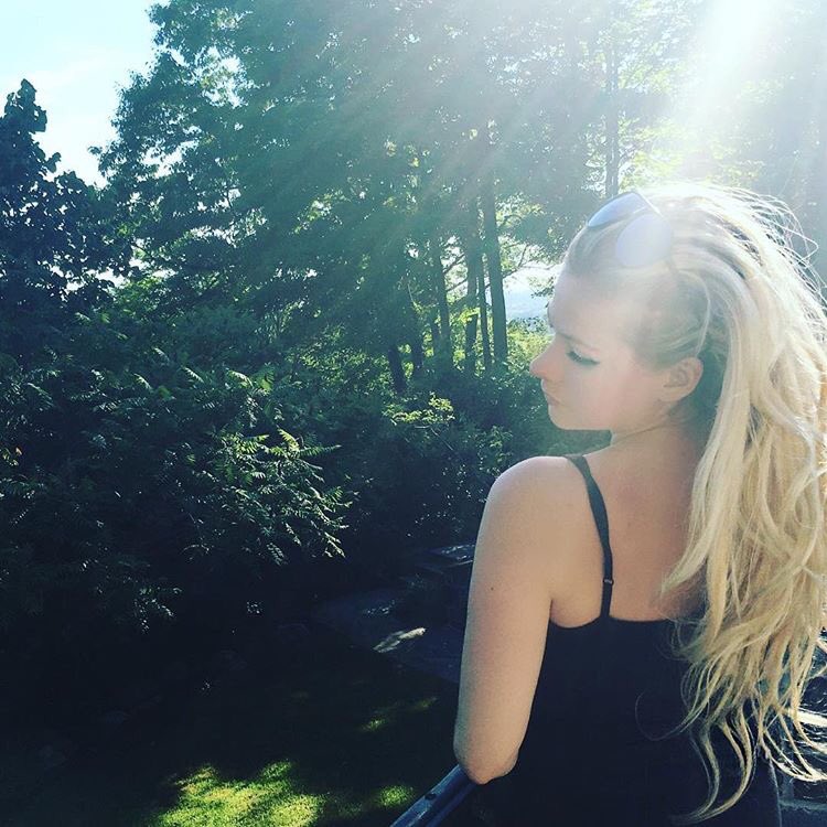 ALavignePhil's tweet photo. Our sunshine. @AvrilLavigne 😍☀️💕 https://t.co/RPAxiz92aD