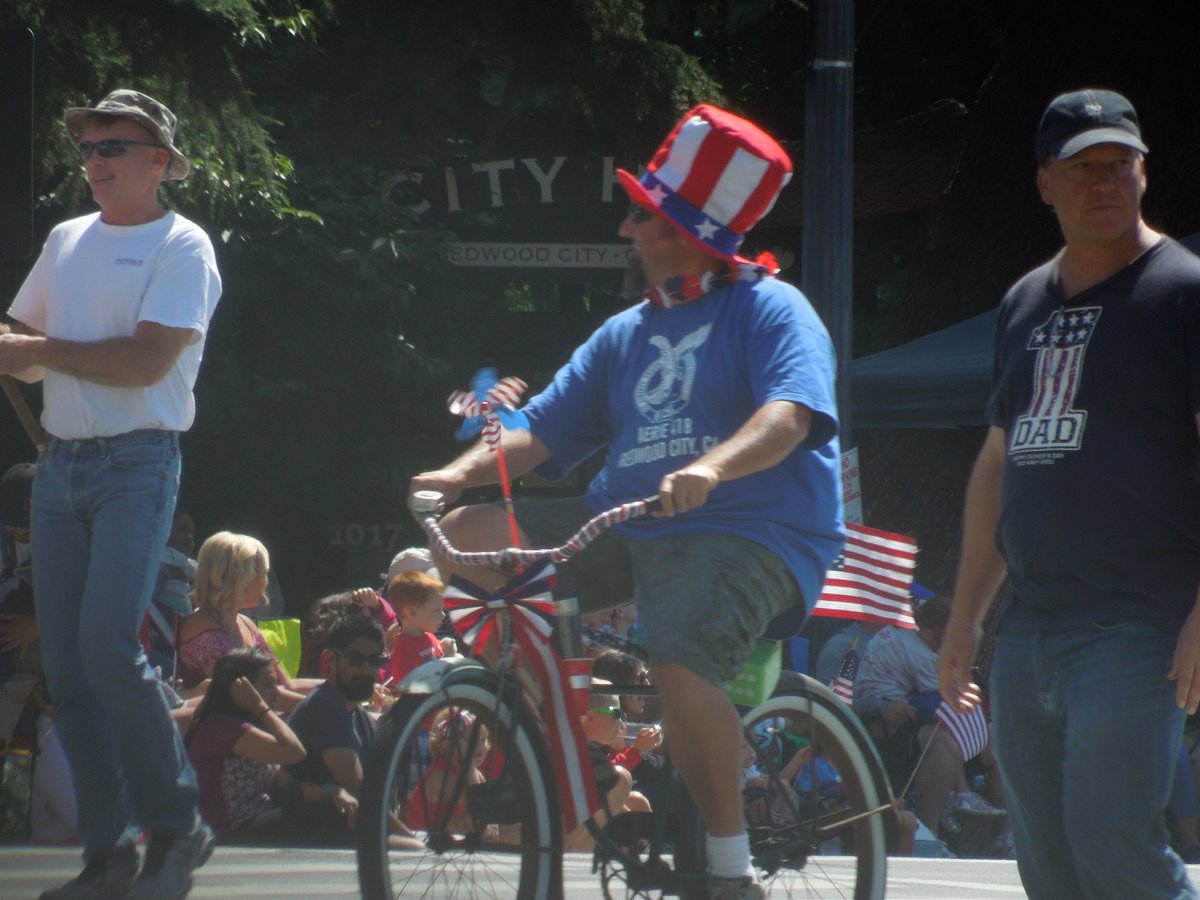 mariannevill714's tweet photo. #USAParty Redwood City, this morning: Insanity/Fun/Beer/Sunshine https://t.co/vOFSjGBxL0