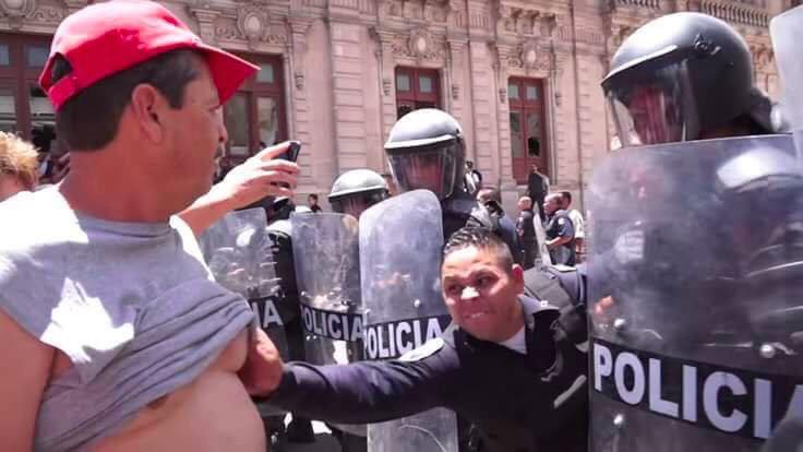 PoliticoYRatero's tweet photo. Aquí podemos ver claramente cómo nuestros policías cuentas con un excelente entrenamiento. https://t.co/OTLsSdWsQN