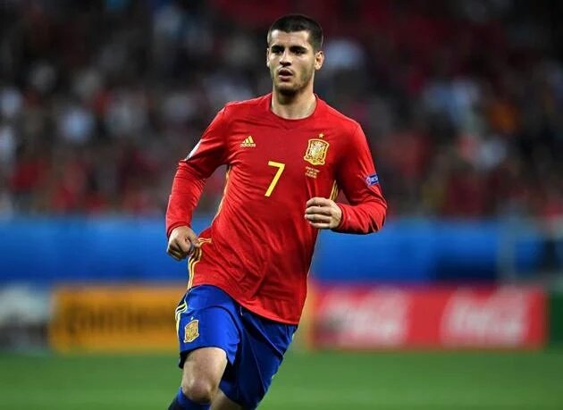 Альваро мората прическа. Альваро футболист. Альваро мората футболисты испании. Альваро мората футболист. Альваро мората реал мадрид.