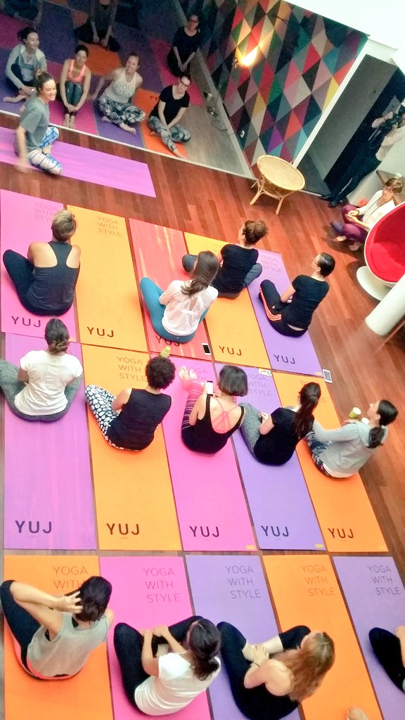 Willa_off's tweet photo. C'est parti pour le #yoga matinal powered by #Newake @ParisPionnieres 👍 https://t.co/I4en9Sm79W