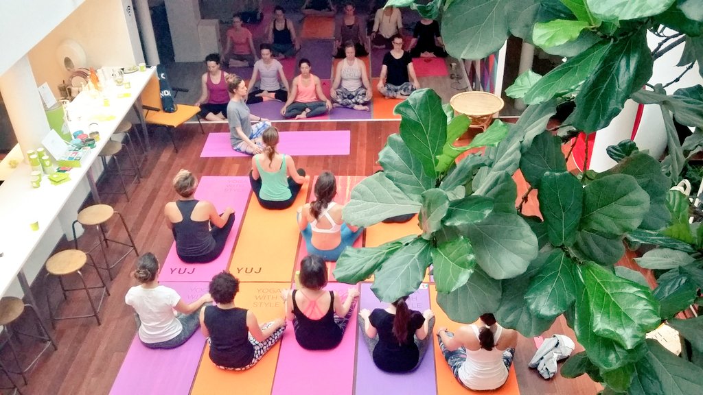 Willa_off's tweet photo. C'est parti pour le #yoga matinal powered by #Newake @ParisPionnieres 👍 https://t.co/I4en9Sm79W