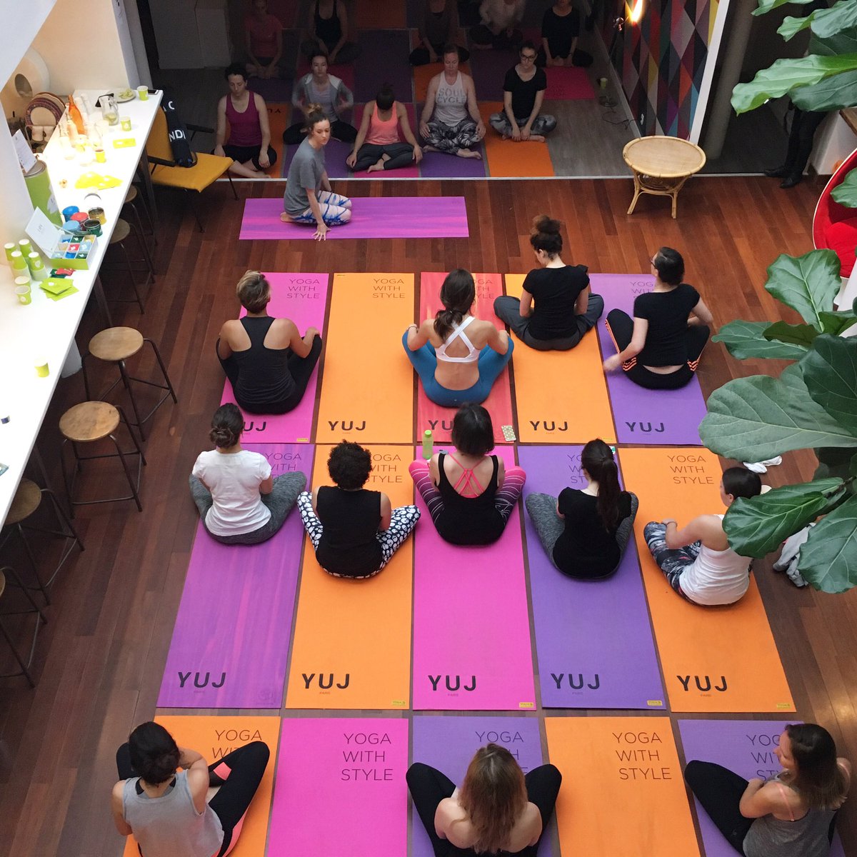 newakefr's tweet photo. Les filles sont ready, le lieu est canon ! #newake #YUJ @ParisPionnieres https://t.co/cYKhjqAtGl