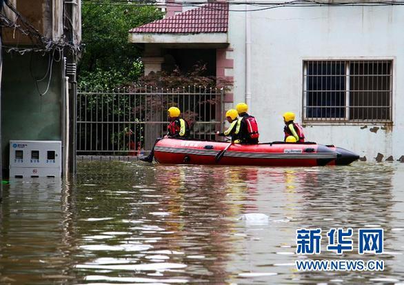 PDChina's tweet photo. Premier Li Keqiang embarks on flight to flood-hit Anhui and Hunan provinces Tuesday to inspect relief operations https://t.co/1Q3tVh93eG