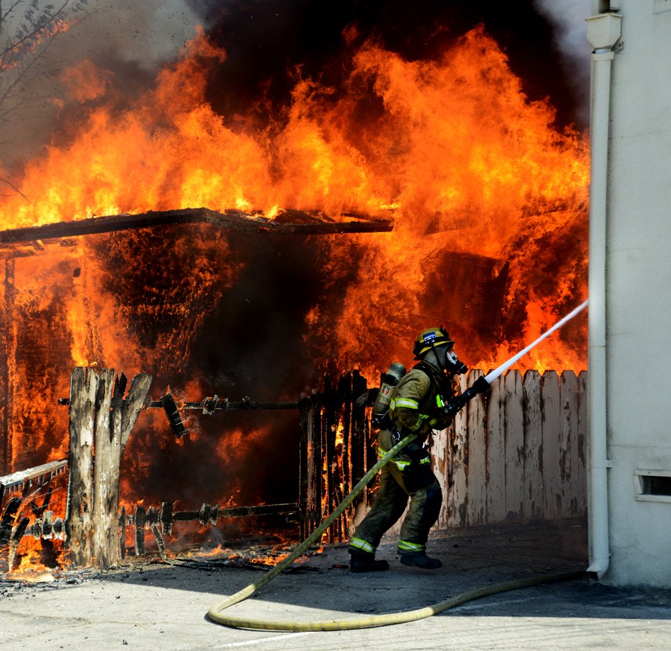 Midwaydriller's tweet image. KCFD battling fire in Taft Monday afternoon #Kerncountyfire