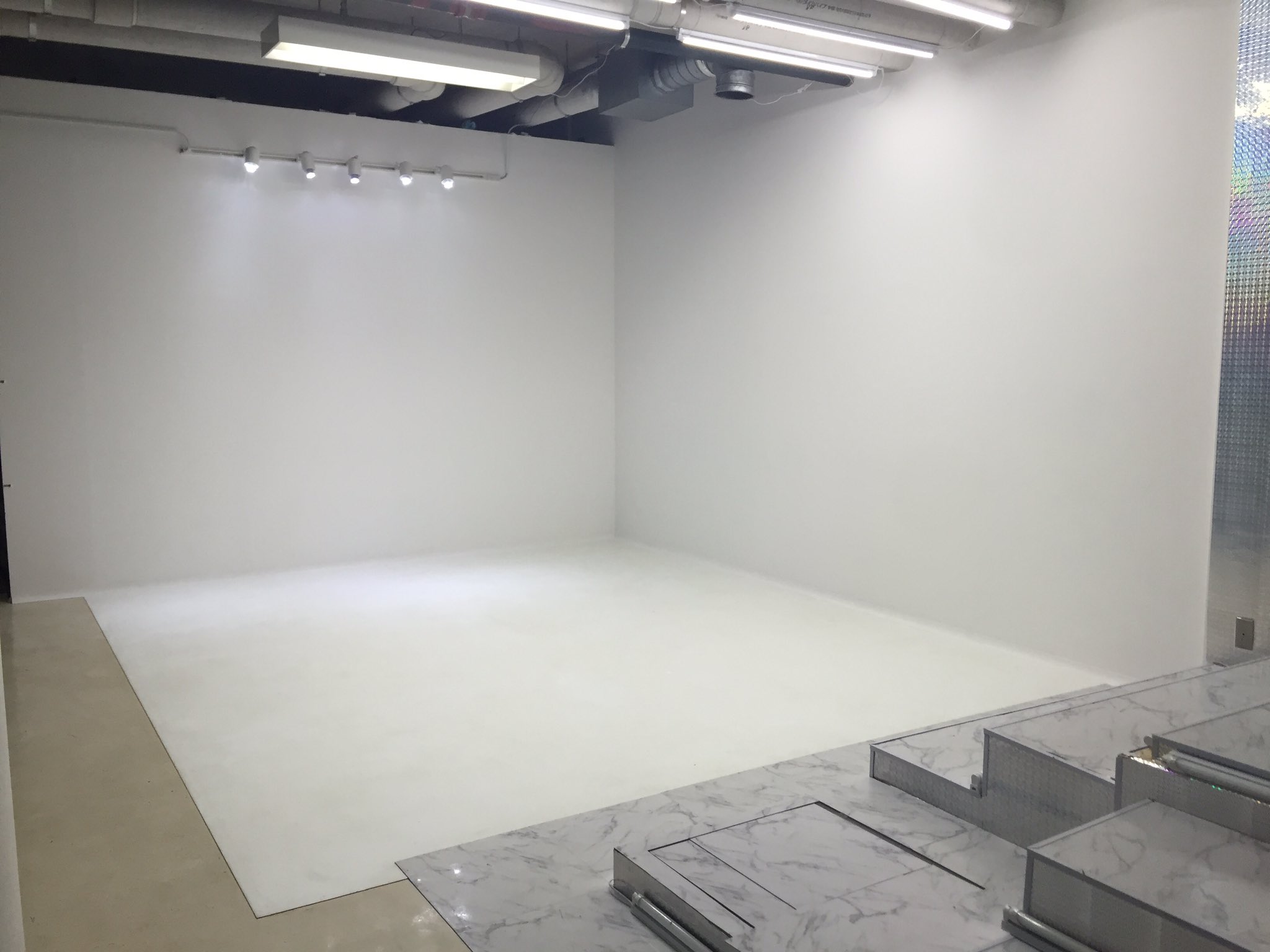 Ailotta Studio 昨日１日かけて白ホリの床掃除と壁のペンキを致しました 写真だと分かりにくいのですがめっちゃ綺麗に 白いです スタジオ内は土足厳禁です 白ホリは特に汚れやすいのでコスプレに使われる靴の養生はしっかりとお願いします