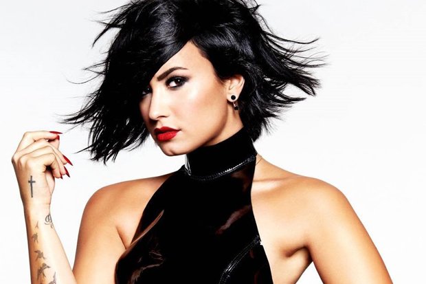 Dmsayudas's tweet photo. MARATON DE FOTOS🎉 
Demiii amo su música y el.mensaje que transmite la amo 
Mer 🍁 https://t.co/s7Sq5H5PtS