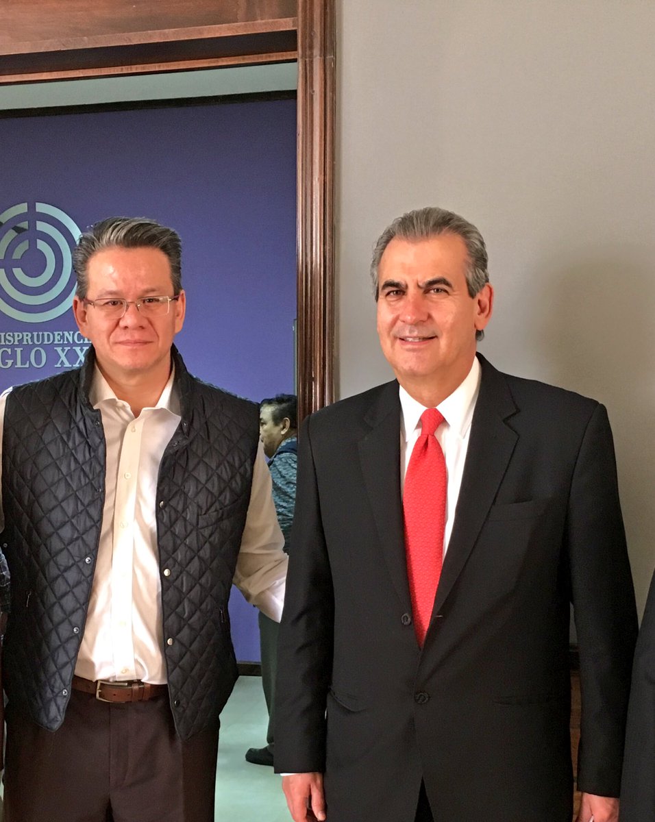 MiguelChicoOfl's tweet photo. Felicito al Dr. Luis Efrén Ríos, Director de @JurisUAdeC por la realización de la Mesa de Diálogo #JusticiaLaboral https://t.co/s1ihMnZTRW
