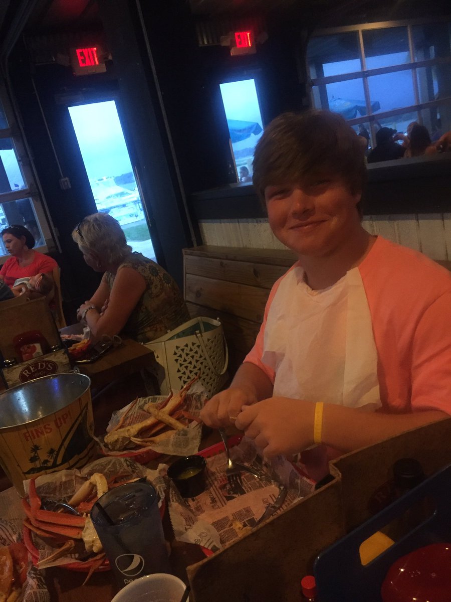 msteph0313's tweet photo. Before are after 10 pounds of crab legs. #prunehands https://t.co/P4fURqA4TN
