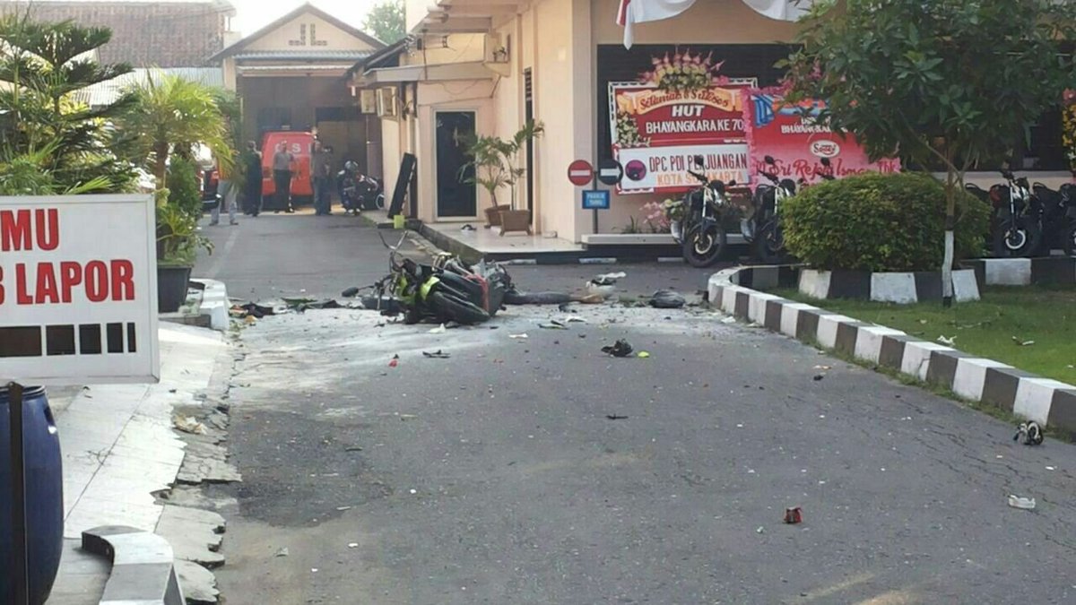 Matt_Bimbim's tweet photo. @JokoWidodo_RI @ganjarpranowo  Aksi bom bunuh diri di mapolresta surakarta #PrayforSolo #SoloBerani https://t.co/RdXs0VcdgU