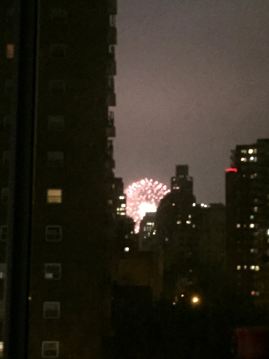 johnjmarkowski's tweet photo. #FireworksOverNYC #July4th #ApartmentView https://t.co/PjHNqqI7ZT