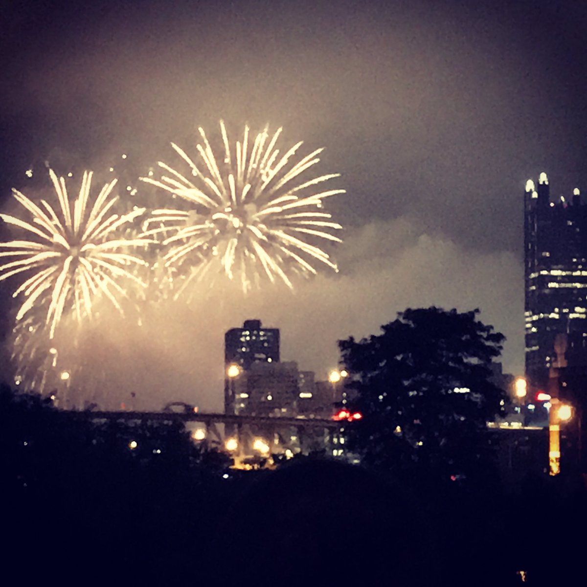 Jamison's tweet photo. #FlashesOfFreedom #deathbyfireworks https://t.co/8mpPUE6XVw