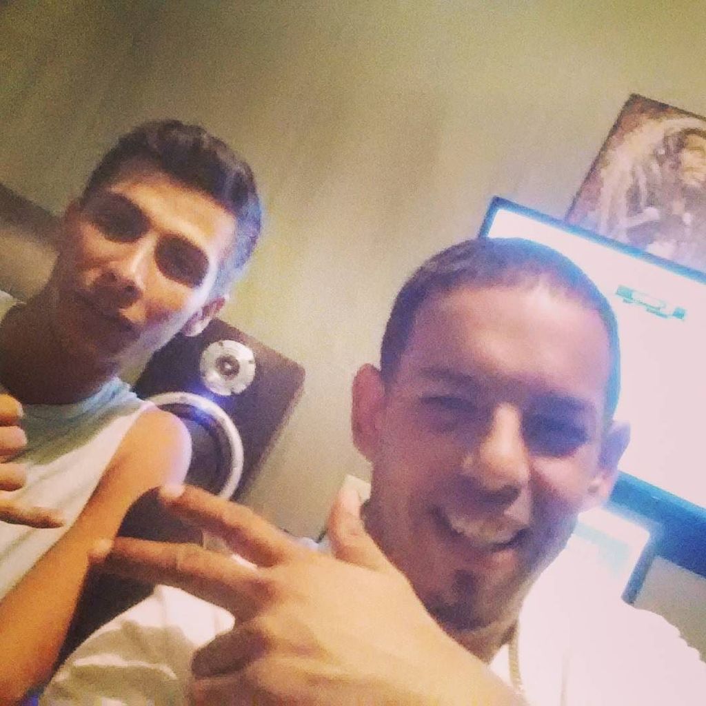OrtizLaMarca's tweet photo. Con este personaje! #DestinyMusic #Coamo #musiclife #musicartist #recordingstudio #reggaet… https://t.co/J4zqEQJB6a https://t.co/71gGjn2qy8