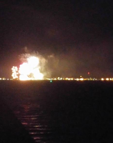 LeoRuiz037's tweet photo. JUST IN: witnesses say fireworks barge exploded in Plymouth.
#7News
pic via @JuliaNittler https://t.co/Z2E4Bl2mDd