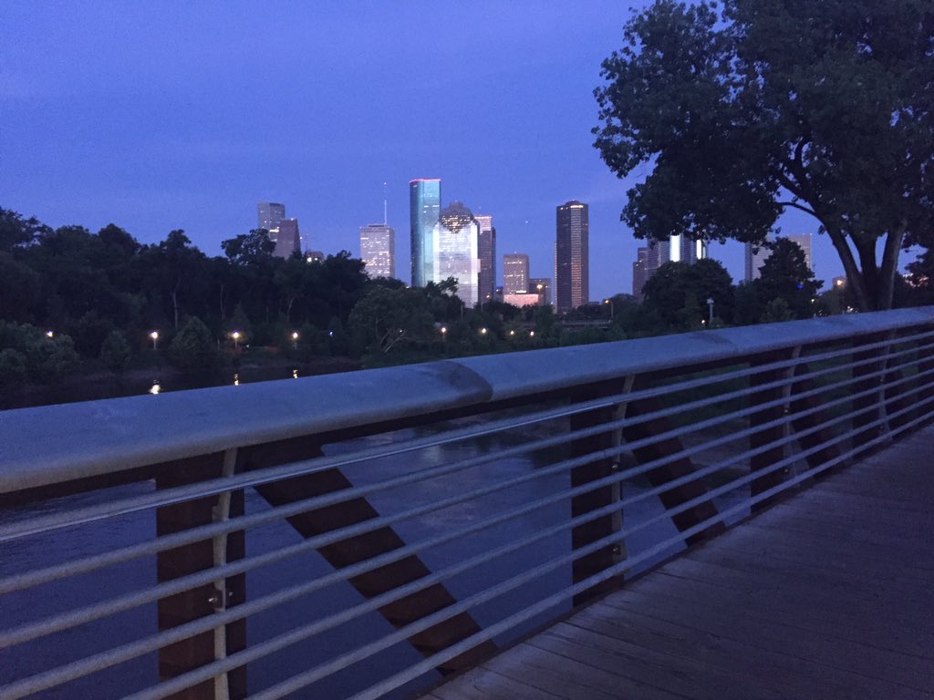 Jevansdavis's tweet photo. Beautiful 4th of July evening in #Houston. https://t.co/Ix83Yya5b8