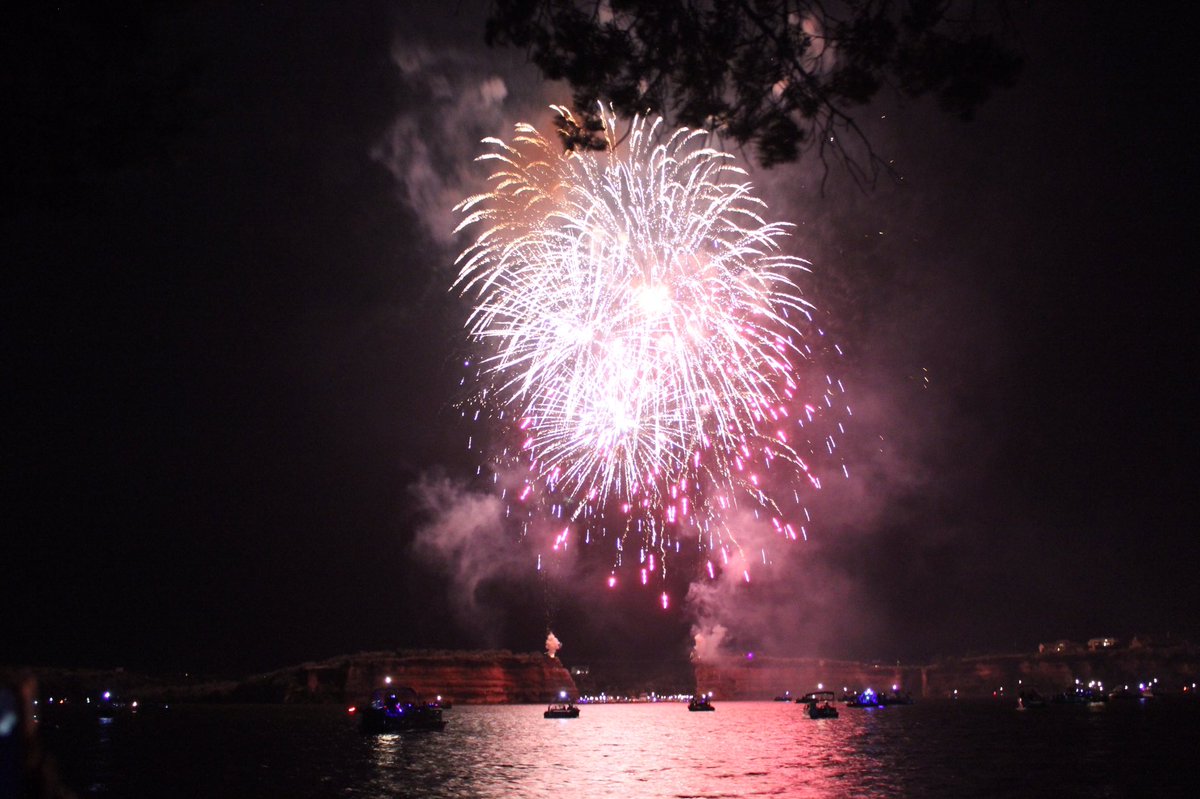 Villamojo's tweet photo. "Never seen fireworks at PK, then you ain't met my Texas yet" @joshabbottband https://t.co/N4Lf8Fewpu