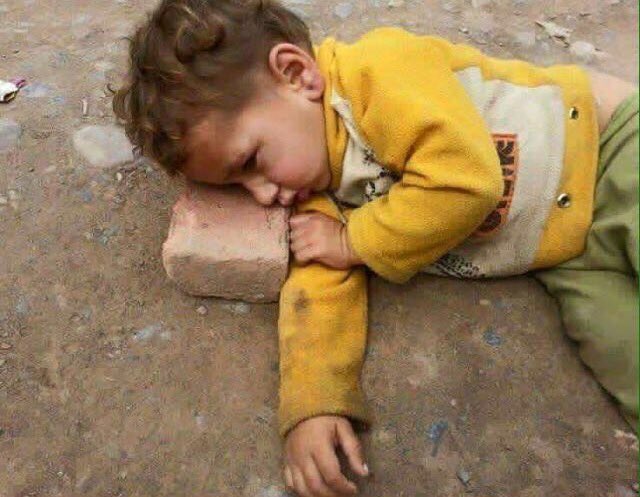 Al_Hawashim_1's tweet photo. قمة الحزن والألم 
.
ساعات قليله وسيفرح أطفال العالم 
بالهدايا والعب بقدوم عيد الفطر
إلا أطفال 👇
العراق
سوريا
اليمن https://t.co/A5UitEBJTU