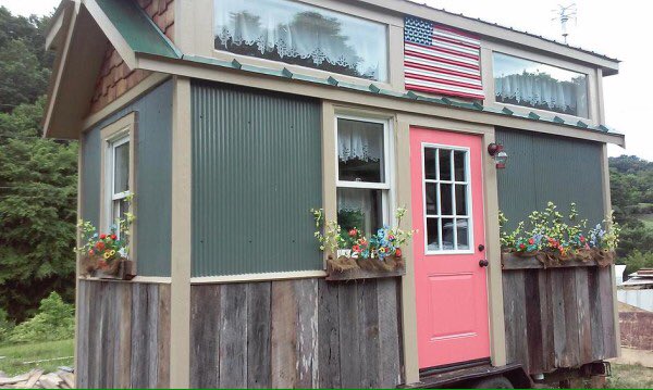 realtinyhouse's tweet photo. The "American Freedom" Tiny Home built by Incredible Tiny Homes in Tennessee 🇺🇸 https://t.co/psH8r81KrI
