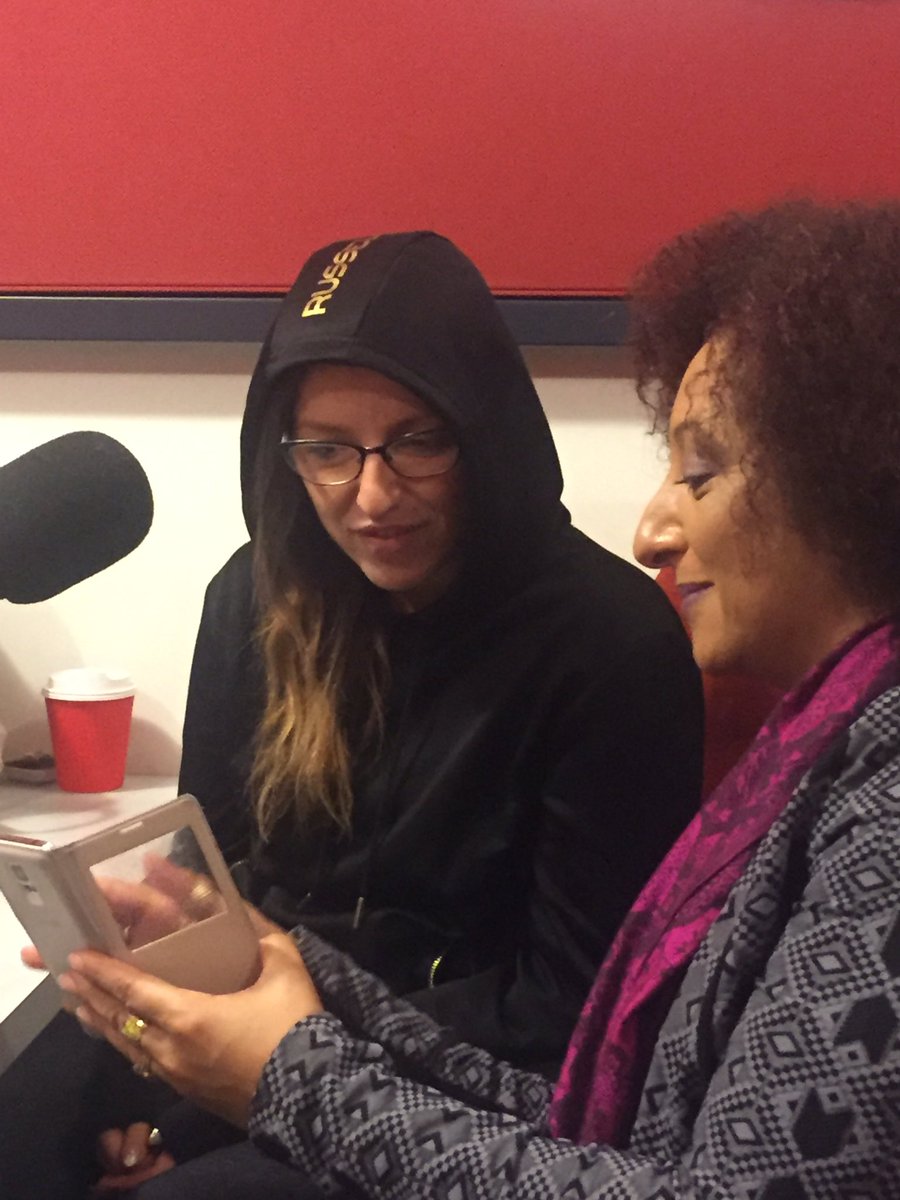 This week. On The Show:
<a href="/DLavill/">Donna Lavill</a> and <a href="/missnonamona/">Nona Mona</a> look at cute cat pics off air.