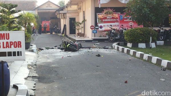 detikcom's tweet photo. Korban Polisi di Mapolresta Solo Terluka di Pelipis #LedakanSolo https://t.co/2Pc7FhKUlg https://t.co/ZwQaON58wv