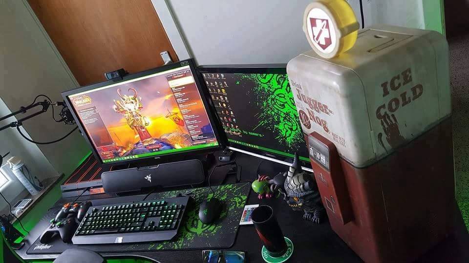 Razer's tweet photo. WoW, now that is a cool setup  ️Damiäo H. 👌 https://t.co/7YEGQsXpXP