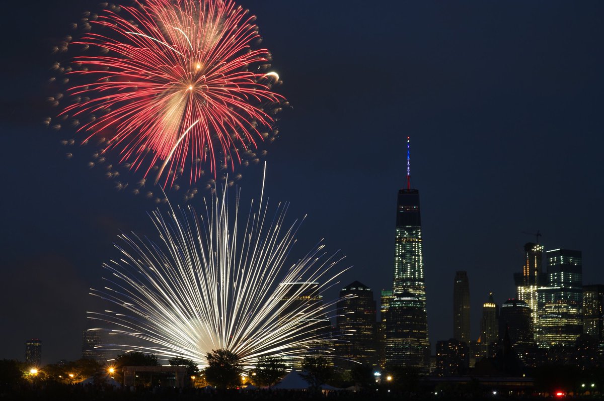 Neil_Barris's tweet photo. Happy 4th! #FourthofJuly #Happy4th #freedomandfireworks #JC4th #NYC #fireworks #tradecenter https://t.co/cykh1EXB1s