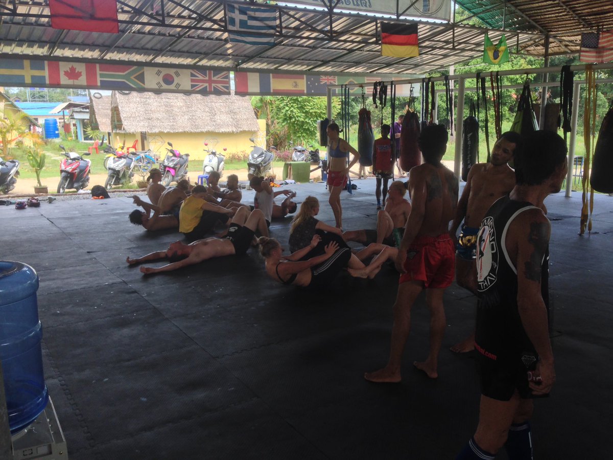 MuaySrp007's tweet photo. Morning session getting those abs in ;-) #muaythai #kohphangan #Thailand #abs #core #family #teamdmt https://t.co/ajtLIbraSY