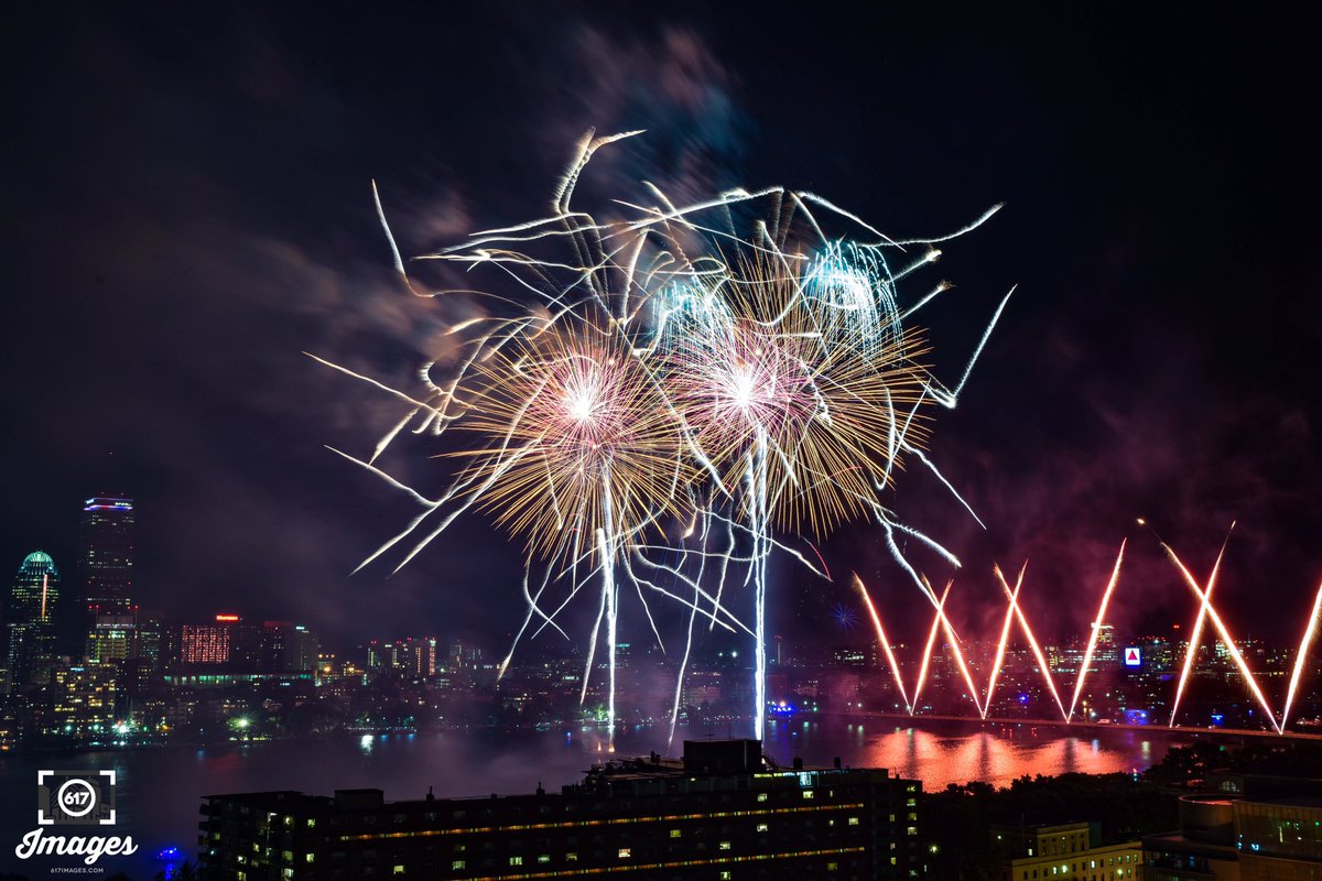 617Images's tweet photo. Few quick edits of tonight's Boston July 4th fireworks show over the Charles River. #BostonJuly4th @universalhub https://t.co/asrCvn4uDa