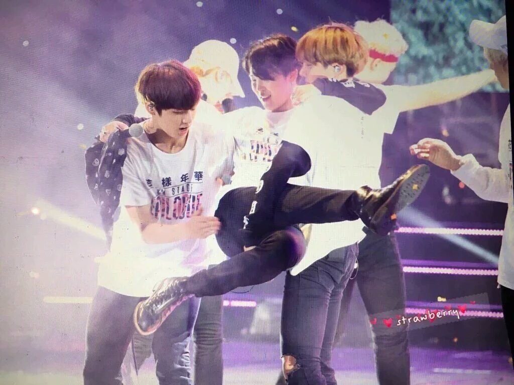 bunnyjungkookk's tweet photo. Enquanto vcs tão aí brigando por jikook e vhope, jimin só ta dando close https://t.co/orGMTftVoG