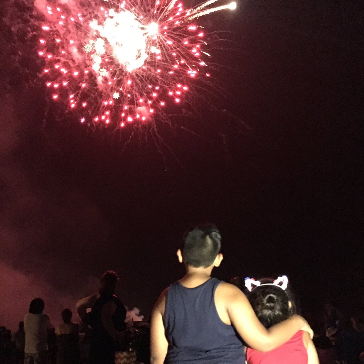 juanitofit's tweet photo. My kids enjoying the Fireworks #RowlettPARD #freedom #fireworks https://t.co/s6Z5qM9sEw