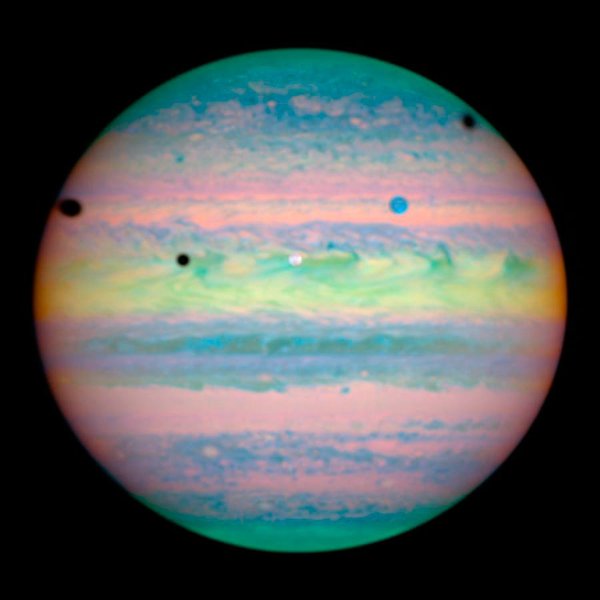 ScienceChannel's tweet photo. Three of Jupiter's largest moons - Io, Ganymede, and Callisto - align in this stunning photo. https://t.co/3rY7ENfrYX