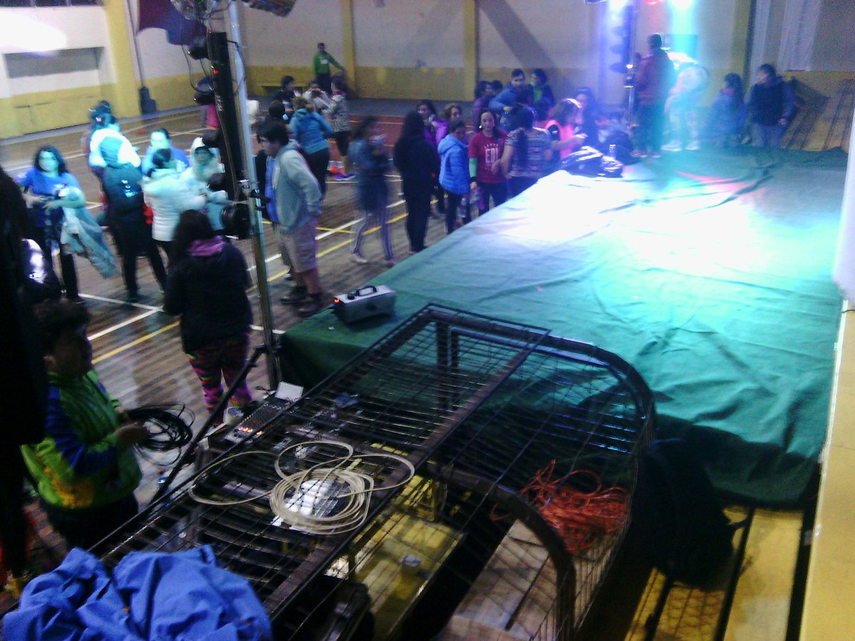 Hoy lunes invitado a gran encuentro de Zumba, en gimnasio fiscal de Rio Bueno. Excelente participación y apoyo.