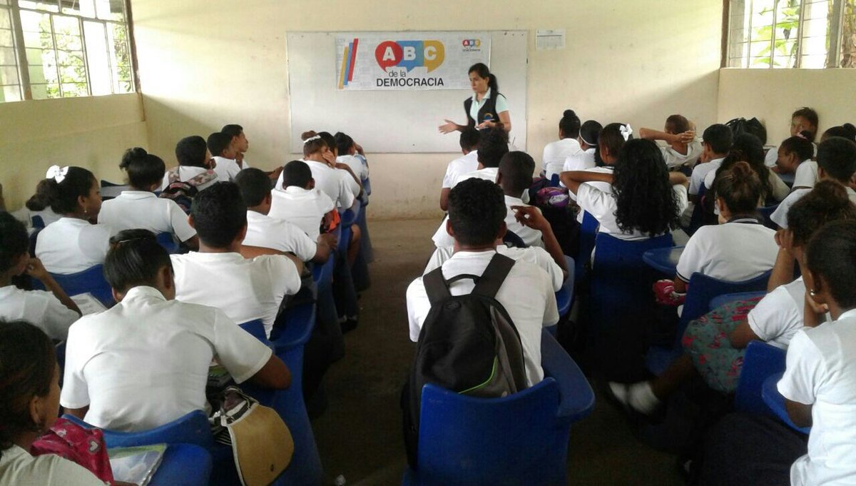ABCDemocraciaEC's tweet photo. Capacitamos a estudiantes de 1ero y 2do de bachillerato de la U.E. San Mateo del cantón #Esmeraldas @CNEEsmeraldas https://t.co/Ze2rszuBHl