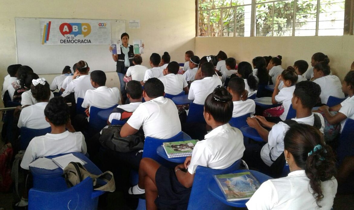 ABCDemocraciaEC's tweet photo. Capacitamos a estudiantes de 1ero y 2do de bachillerato de la U.E. San Mateo del cantón #Esmeraldas @CNEEsmeraldas https://t.co/Ze2rszuBHl