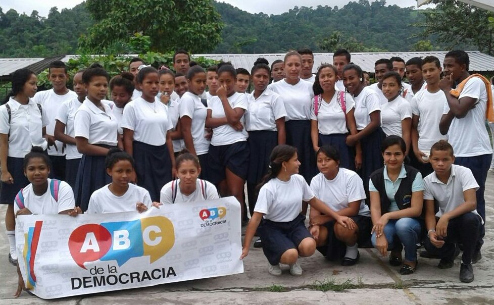 ABCDemocraciaEC's tweet photo. Capacitamos a estudiantes de 1ero y 2do de bachillerato de la U.E. San Mateo del cantón #Esmeraldas @CNEEsmeraldas https://t.co/Ze2rszuBHl