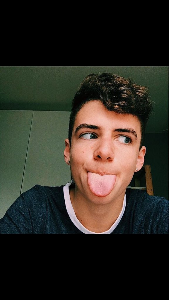 MARRYMESELMAN's tweet photo. When zach barely notices u anymore @bruhitszach #gettingignored @bruhitszach answer my dm if u love ur supportersโค๏ธ๐ฅ https://t.co/2Lwblpv4Z9