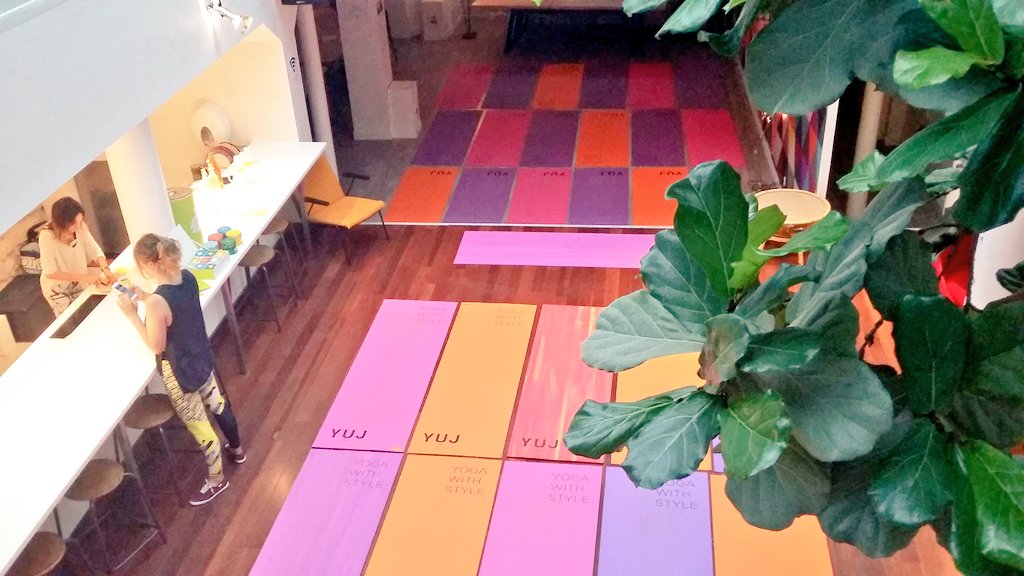 Willa_off's tweet photo. Tout est prêt pour le beforework #Newake ! Il n'est jamais trop tôt pour le yoga ;) https://t.co/etzNEdYB3G