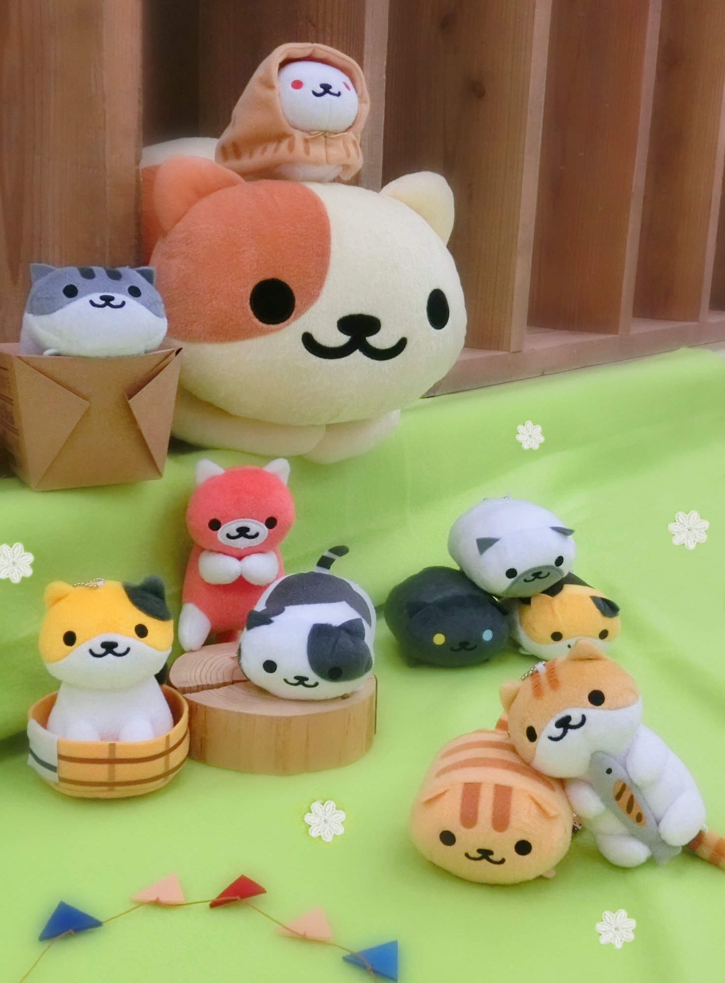 ねこあつめ公式 クレーンゲームに大きいぬいぐるみの約３９センチのくりーむさん カバンに付けられるシリーズvol １１に ゆきねこさんが登場 ころっとかわいい ねこあつめ のせっこと シリーズは初登場 T Co Bf2knjl9s3 T Co