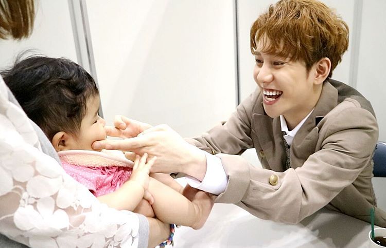 bontheblock's tweet photo. [BLOCK B JAPAN(Instagram)]🍼👶💕Hello baby~
#blockb #toy #handshakeevent #nextisaugust #parkkyung #bbc #bee #beestagram https://t.co/bDl0rsinRp