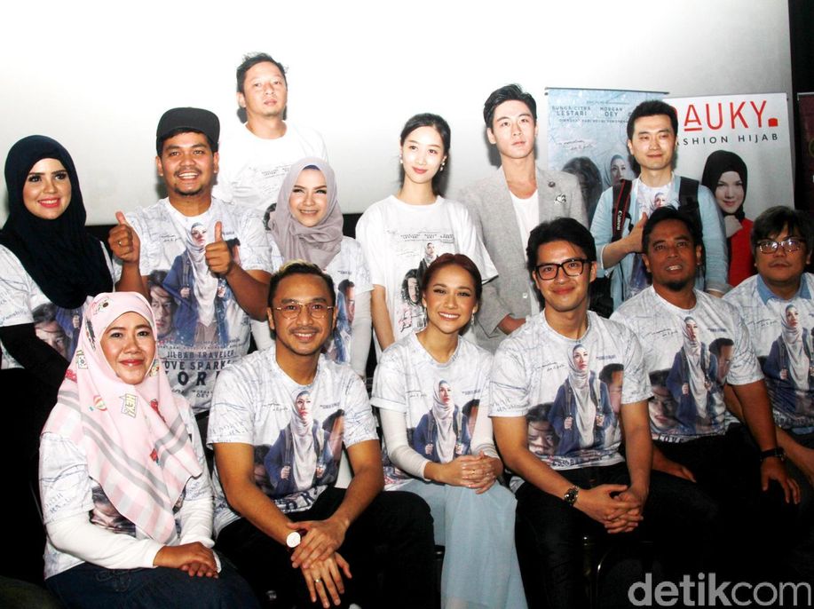 detikcom's tweet photo. 'Jilbab Traveler' Tayang Mulai Hari Ini di Bioskop https://t.co/5I7Xumlp7L via @detikhot https://t.co/nC9tGoFwGC